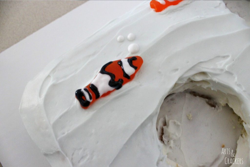 Aquarium Cake and Fish Cupcakes Step 8