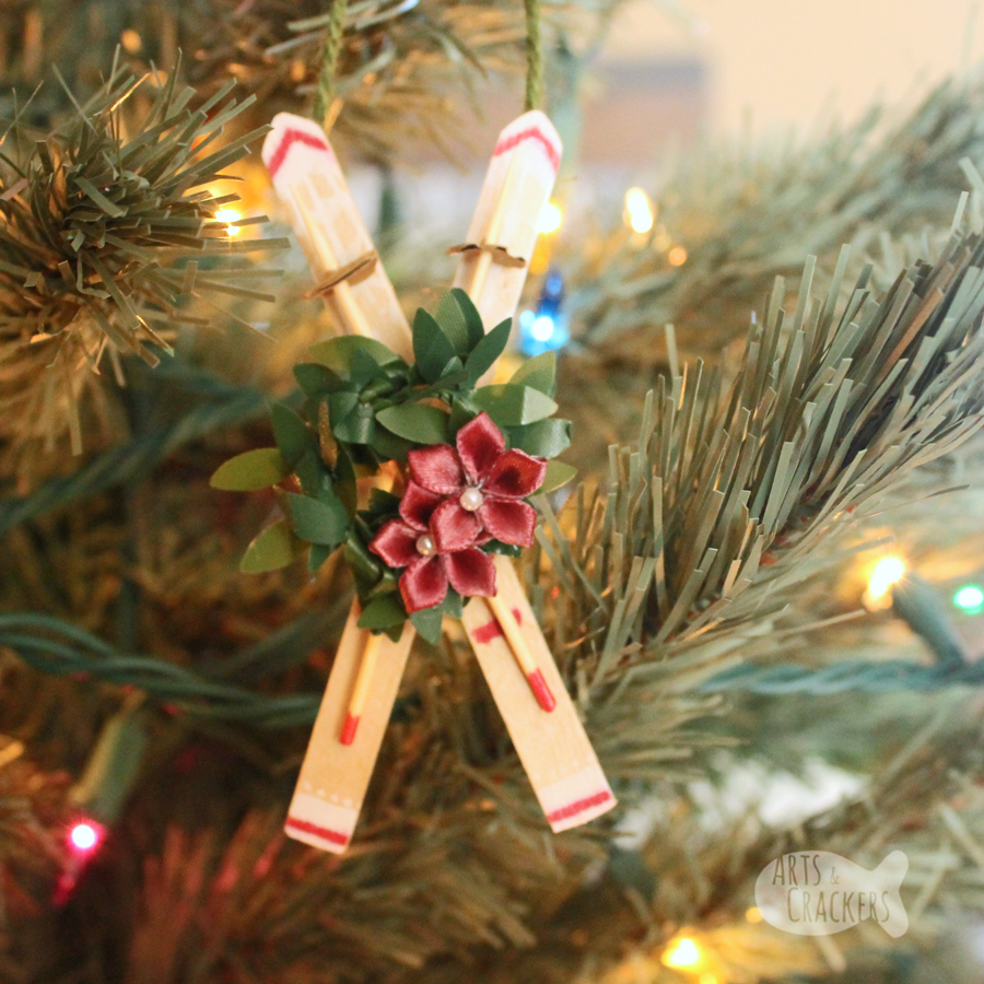 This gorgeous rustic snow ski ornament will look great on your Christmas tree. This DIY ornament is a fun grown-up craft and also make for a fun kid-made craft too | Snow Ski | Winter | Ornament | Christmas Ornament | Handmade | Craft Sticks | Rustic | Old-fashioned | Kids Crafts | #ornament #christmas #kidsactivities #rustic #popsiclestick #wintercraft #crafts #diyproject