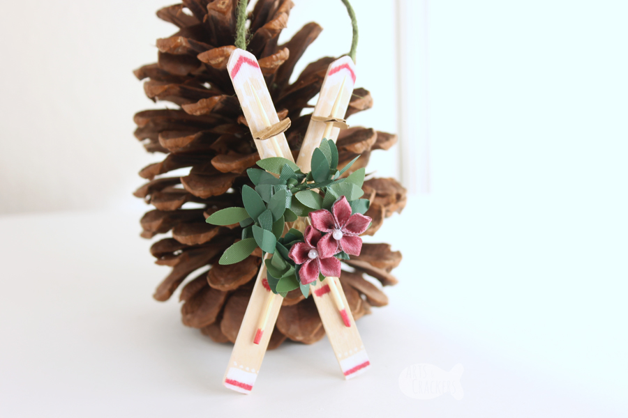 This gorgeous rustic snow ski ornament will look great on your Christmas tree. This DIY ornament is a fun grown-up craft and also make for a fun kid-made craft too | Snow Ski | Winter | Ornament | Christmas Ornament | Handmade | Craft Sticks | Rustic | Old-fashioned | Kids Crafts | #ornament #christmas #kidsactivities #rustic #popsiclestick #wintercraft #crafts #diyproject