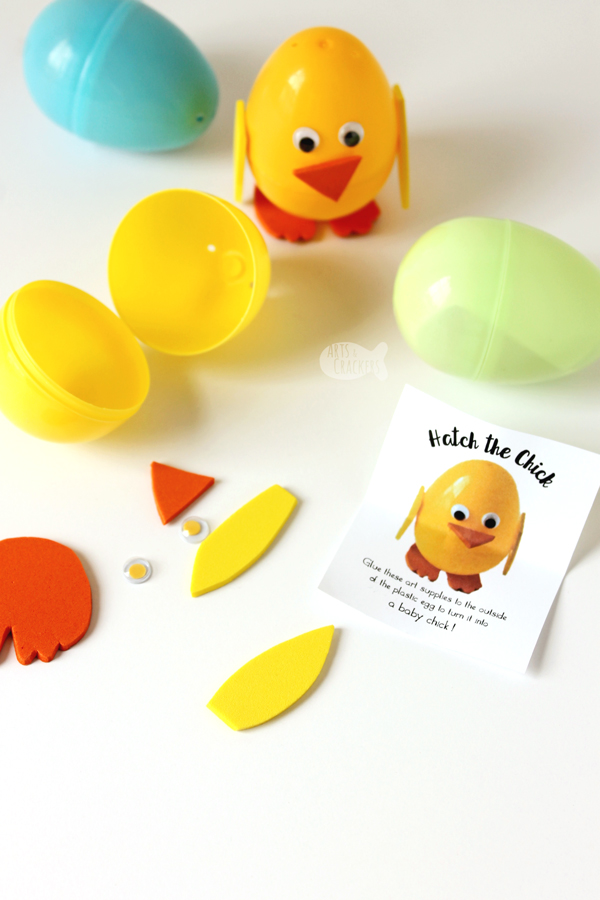 Have fun "hatching the chick" with this interactive plastic Easter egg craft and egg hunt activity | baby chick | Easter egg | Easter activity | kids crafts | simple craft | plastic egg | chickens | Easter craft #kidsactivity #kidscraft #kidblogger #easter