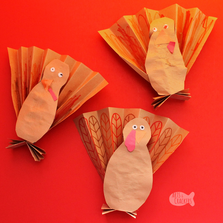 Kids will love this Thanksgiving turkey craft for kids. Create a fun turkey fan paper craft and discover so many fun ways to play | crafts for kids | Thanksgiving craft | Thanksgiving for kids | Construction paper crafts | Easy Kids Crafts #craftsforkids #thanksgiving