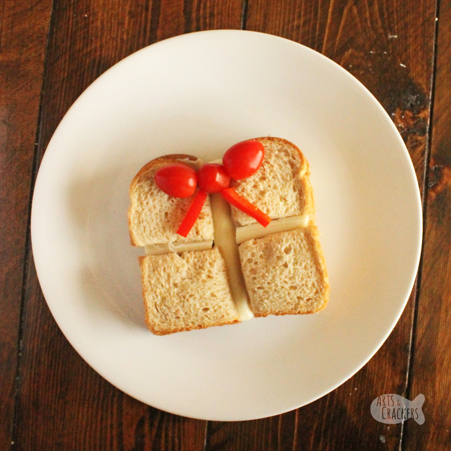 Give your kids the gift of a fun Christmas lunch with this Christmas Present Sandwich | Christmas lunch ideas | lunch ideas for kids | fun lunches | fun sandwiches | Christmas sandwich | Christmas present | kid friendly food | sandwich cutter | sandwiches for kids #lunchforkids #sandwich #christmas #foodblog